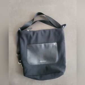 Mandarina Duck Women's CAMDEN TRACOLLA BLACK Cross-Body Bag Black Schwarz (BLACK